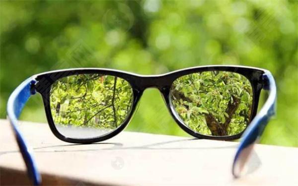 长时间佩戴硬性隐形眼镜后视力是否会反弹？应该如何正确处理以避免这种情况？
