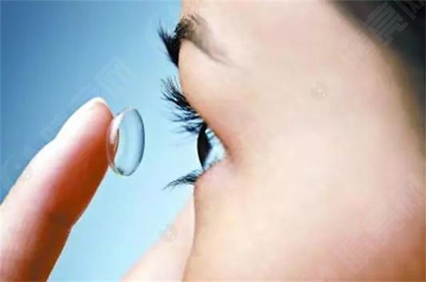 我由于意外导致激光损伤视力，现在感觉近视了，这种情况是怎么发生的？有什么科学解释和解决方案吗？
