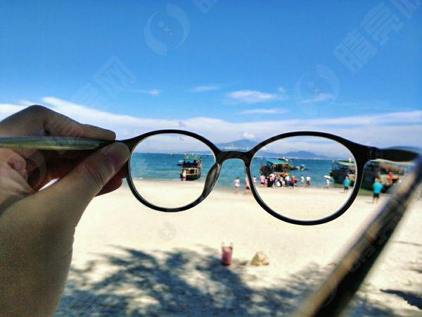 为什么人眼的晶状体在老化或疾病后不能自我修复，而变得模糊？是否有办法解决这个问题？