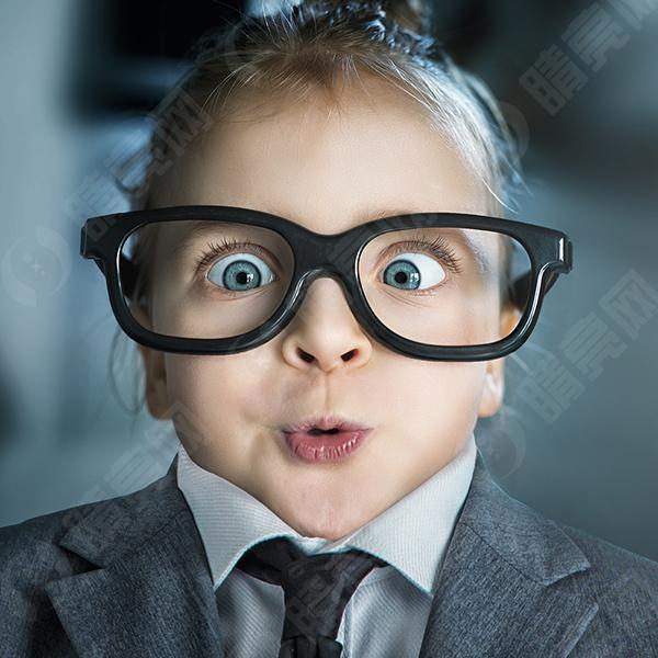 我家孩子近总说眼睛干涩不适，疑似干眼症，请问针对小孩子的干眼症有何科学的治疗方法？