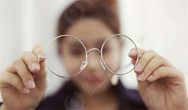 眼睛经常干涩，吃什么食物可能有助于改善干眼症？