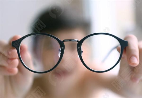 请问哪些使用角膜塑形镜？
