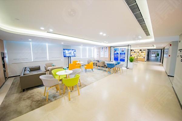 深圳深东爱尔眼科医院候诊区