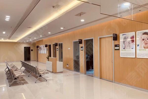 连云港爱尔眼科医院候诊区