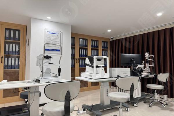 成都友华普惠眼科医院检查室