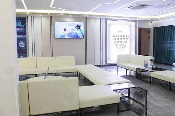 广州常春藤眼科门诊部收费标准：2025 年广州中山飞秒激光 / 晶体植入价格透明